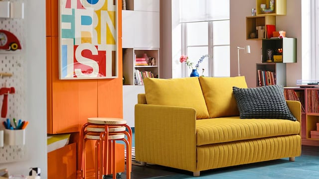 Sofá cama amarillo en un salón muy colorido decorado por IKEA