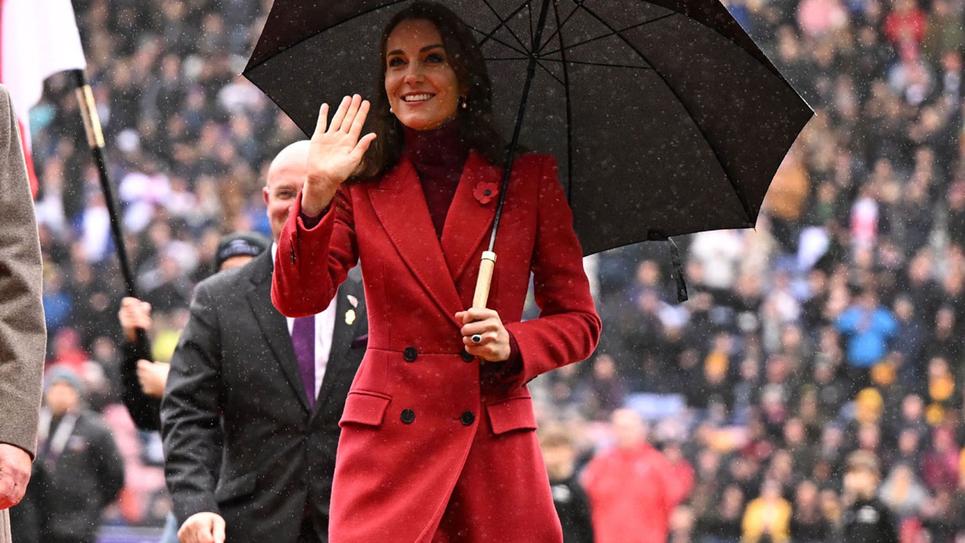 Kate apuesta por el rojo con un simbólico look inglés para asumir un nuevo rol