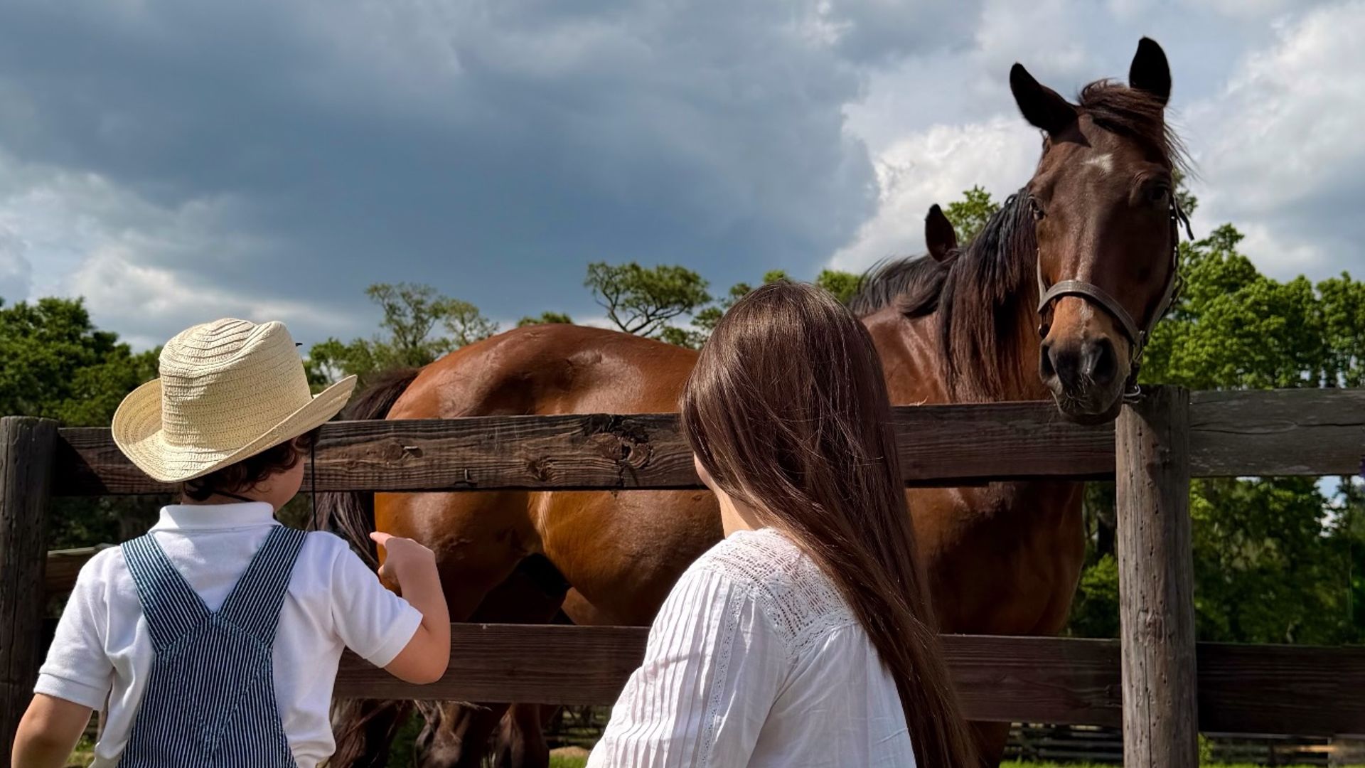 La divertida tarde de 'Marquito', el hijo de Marc Anthony y Nadia Ferreira, entre caballos y muchas risas