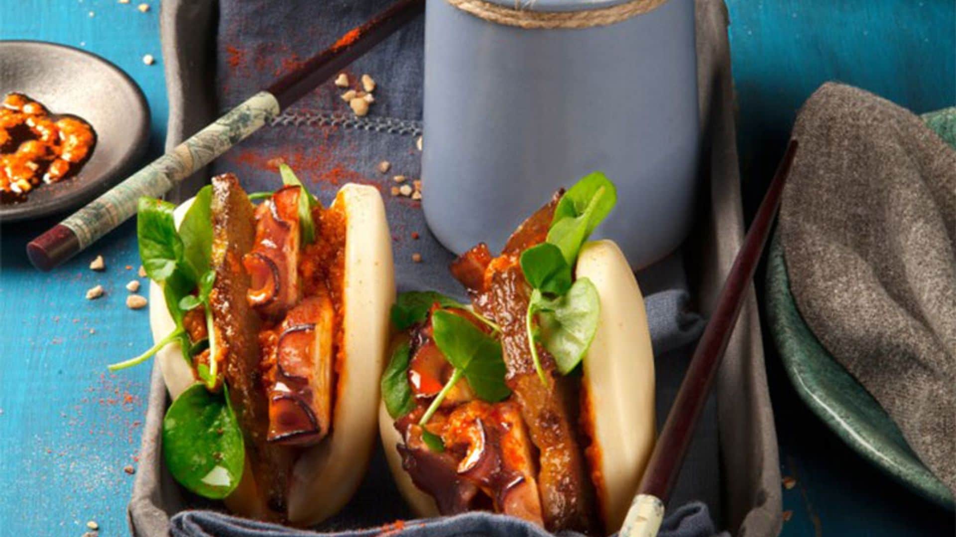 Bao de pulpo y panceta con salsa picante
