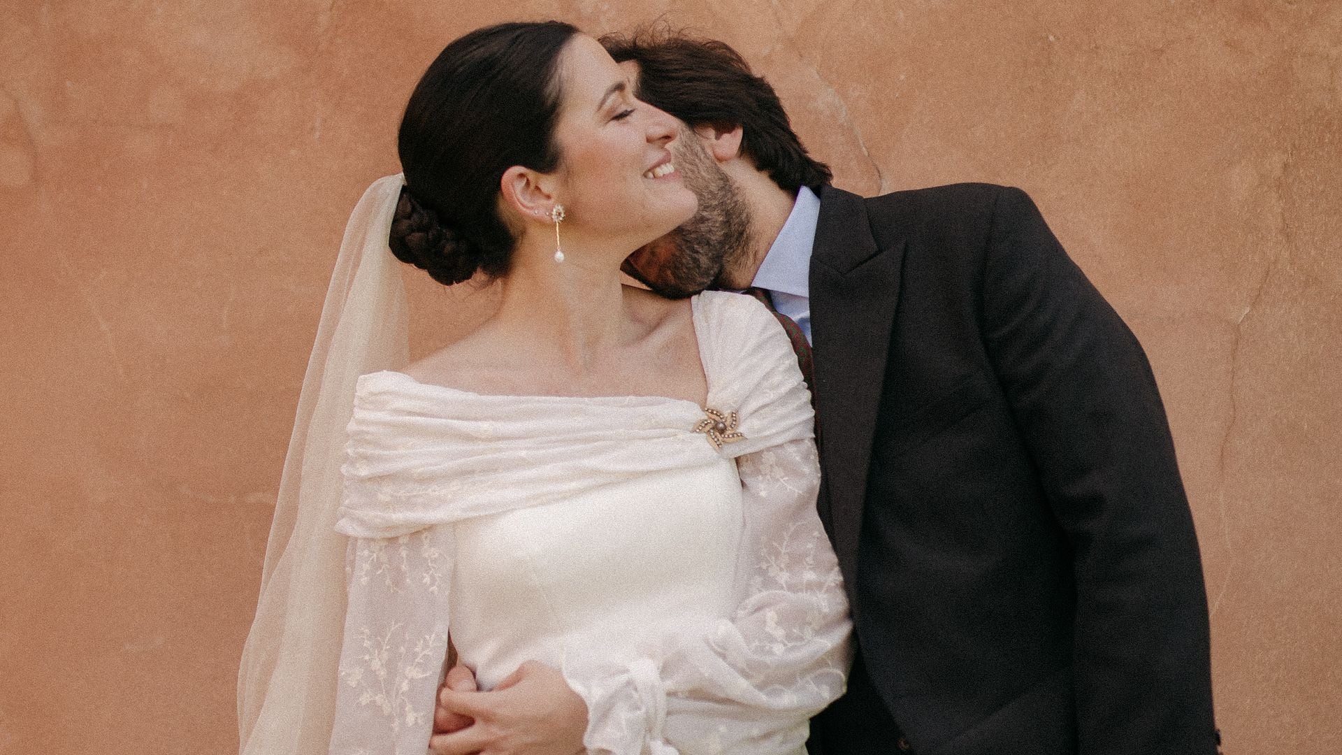 La boda de Gloria en Sevilla, la novia del vestido con mangas bordadas y broche en el escote