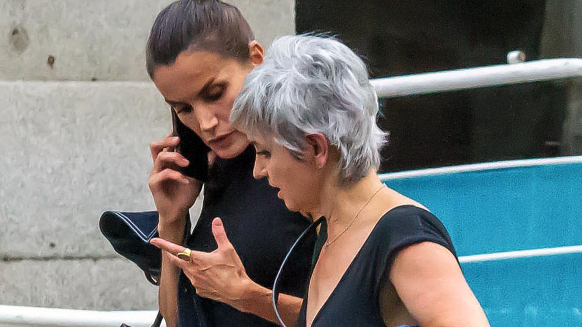 Las imágenes de la reina Letizia en su escapada al Teatro Real con su peluquera y gran amiga, Luz Valero