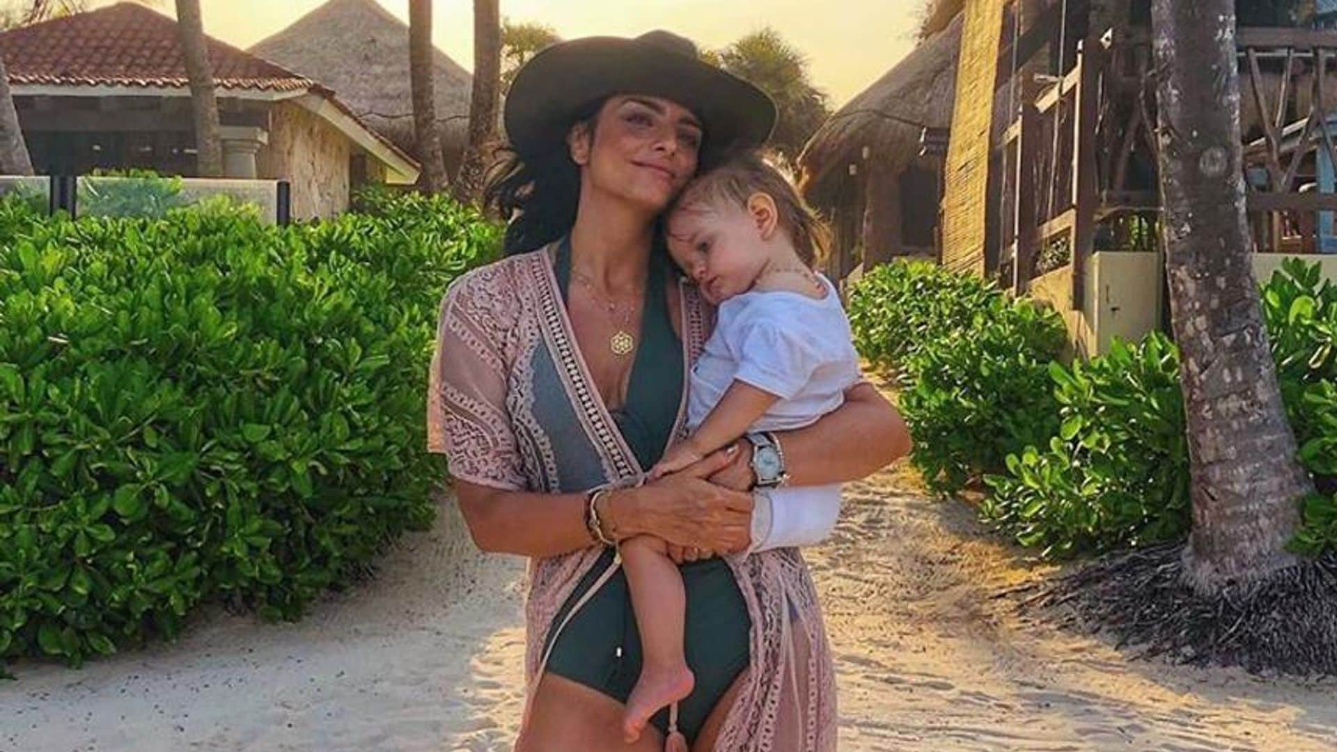 Kailani Ochmann desata la risa de su mamá, Aislinn Derbez, con un caballo de juguete