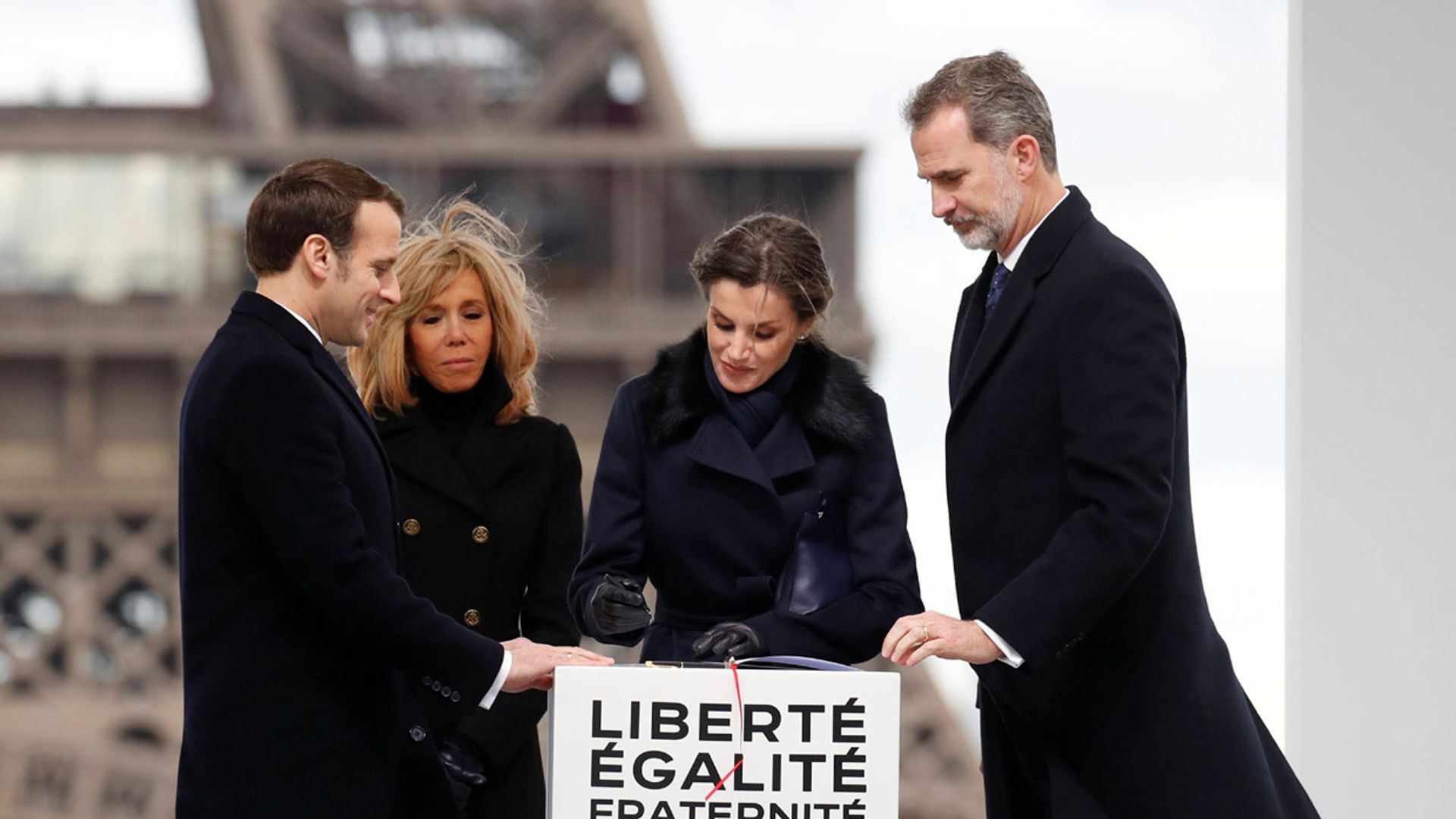 Los Reyes y los Macron homenajean a las víctimas del terrorismo bajo la sombra del coronavirus