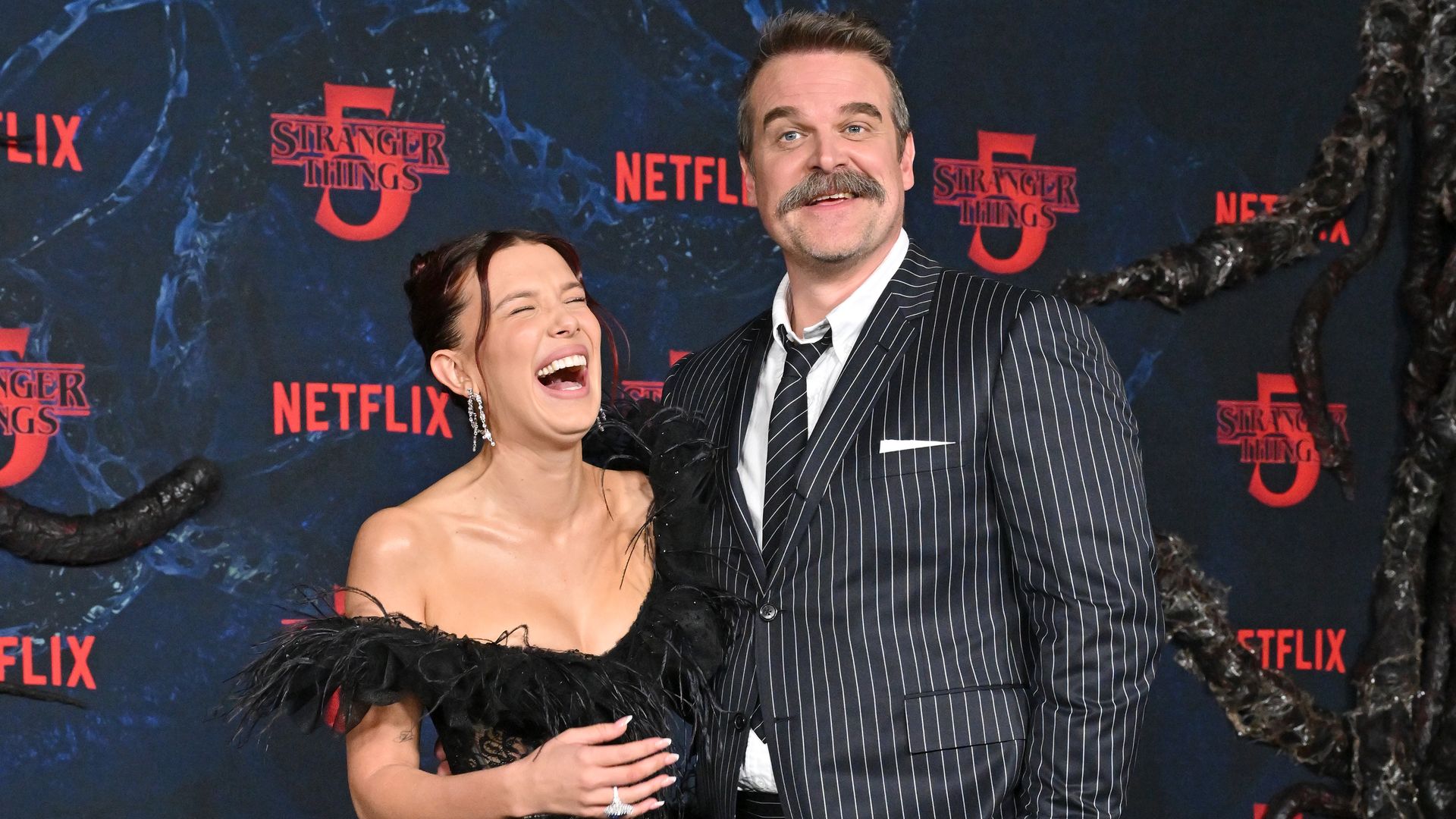 Millie Bobby Brown y David Harbour en la premiere de "Stranger Things" Temporada 5 en el TCL Chinese Theatre el 6 noviembre en Hollywood, California.