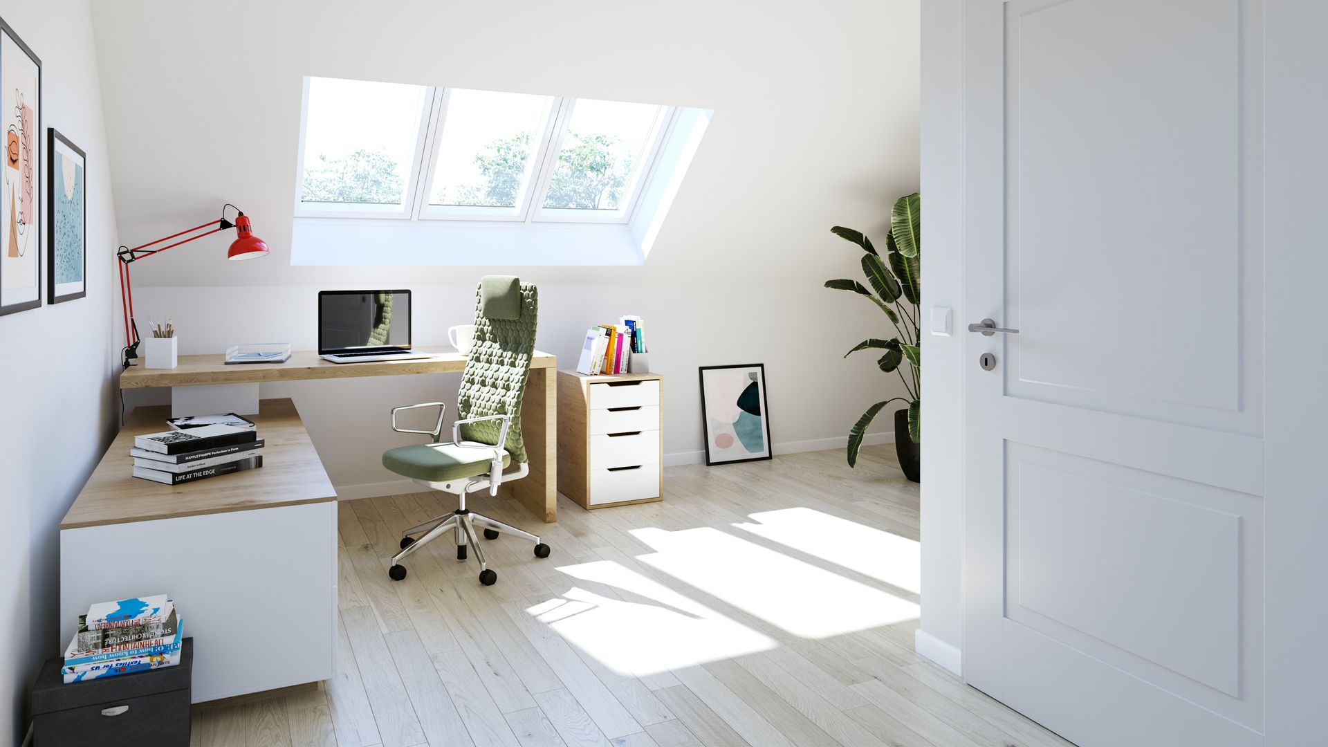 Despacho en buhardilla con ventanas de techo Velux, suelo de madera, escritorio y cajonera XL, flexo rojo, silla de oficina con ruedas, plantas