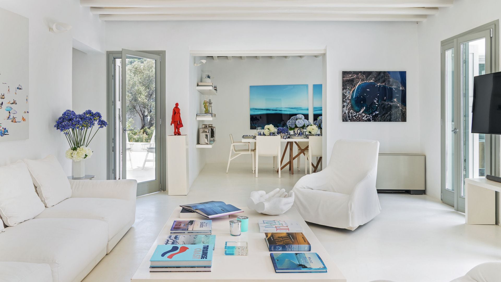 MARINA VERNICOS NOS INVITA A CONOCER SU IMPRESIONANTE CASA JUNTO AL MAR, EN LA ISLA DE SIFNOS, UNA DE LAS PERLAS DEL EGEO