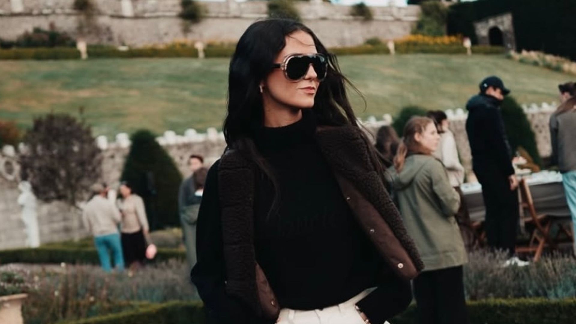 Victoria Federica en Escocia con el look de otoño perfectocon chaleco de borrego, pantalones blancos y botas de campo, 2026.