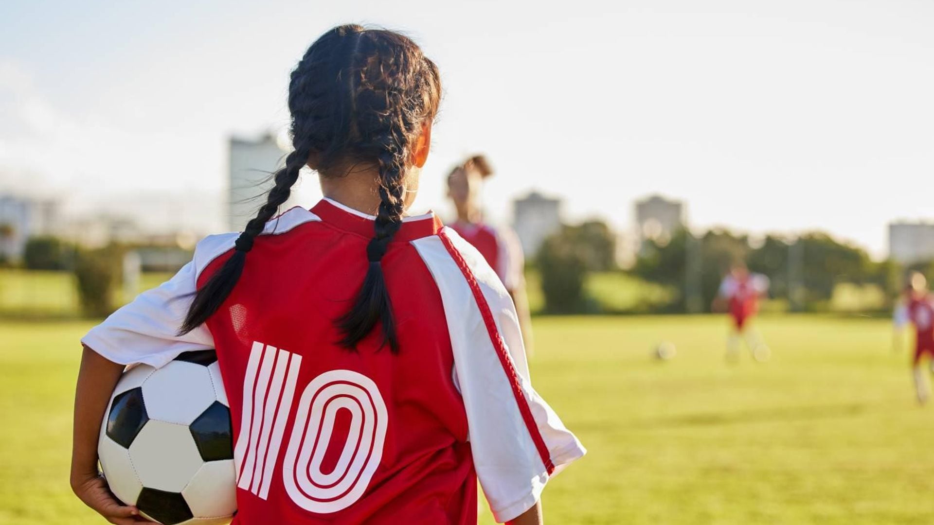 ‘Mi hija solo juega con niños, ¿por qué?’