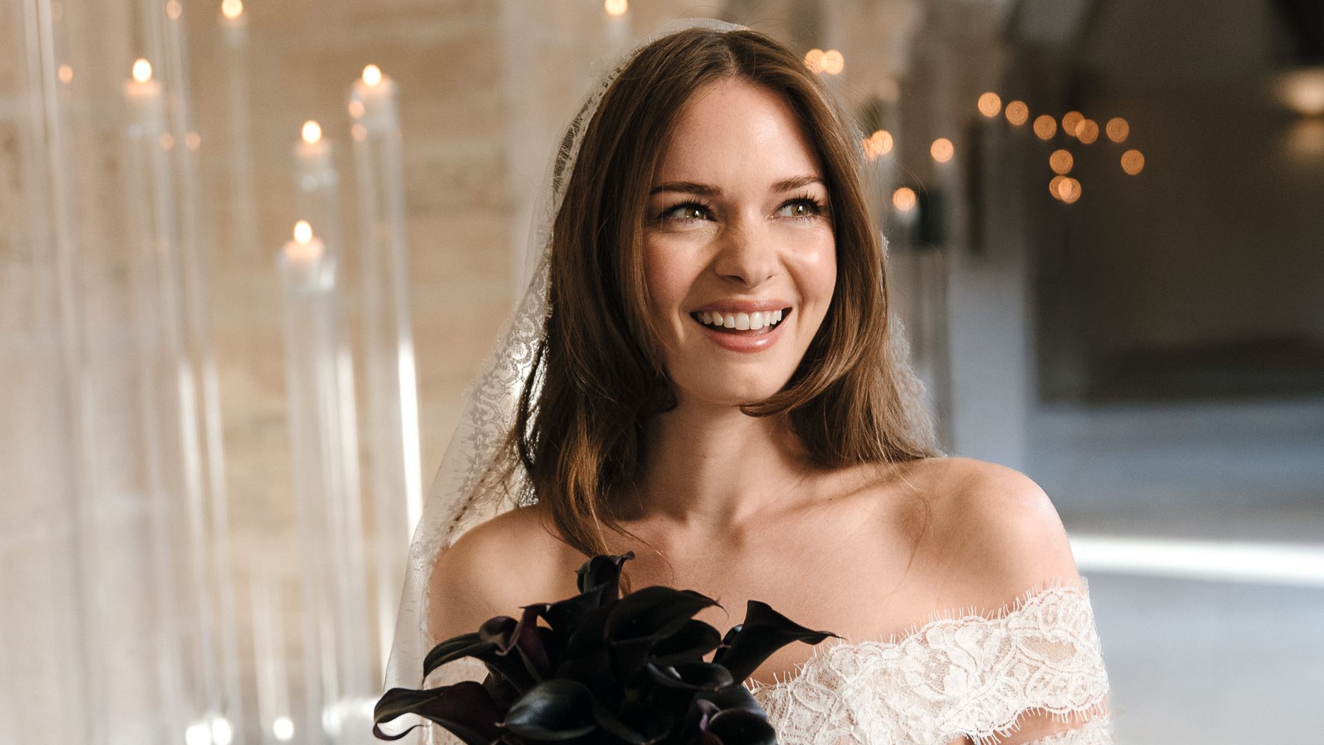 Stella Banderas el día de su boda, sosteniendo un ramo de novias formado por calas negras
