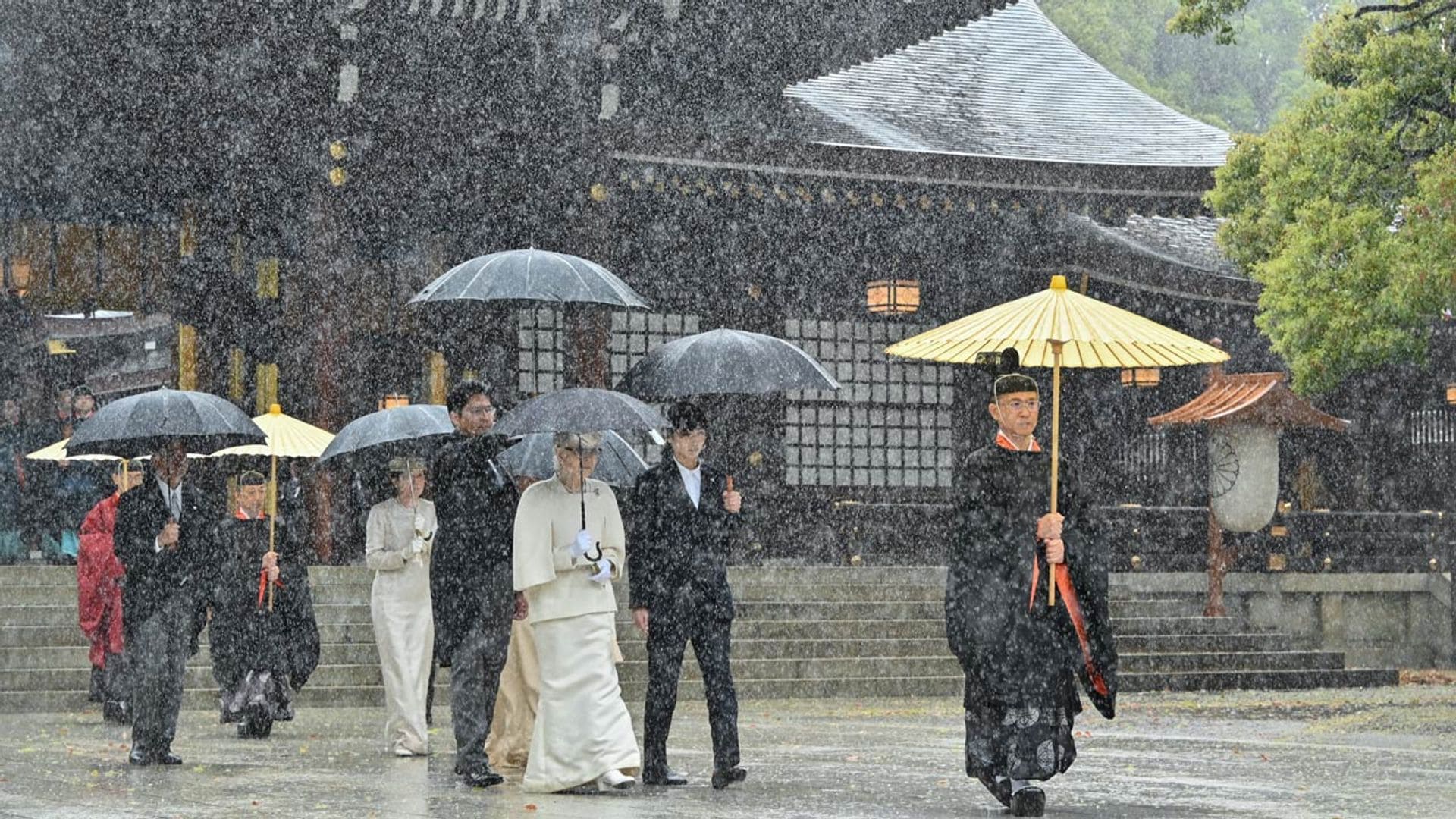 Los cuatro emperadores de Japón, en una ceremonia centenaria pasada por agua