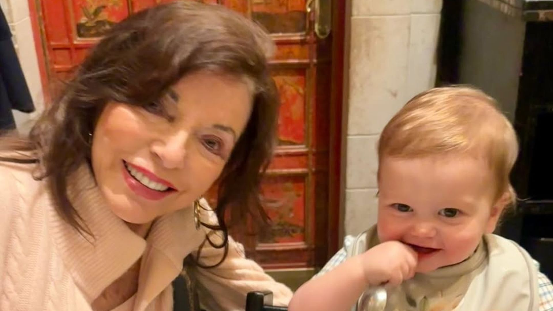 El ahijado de Joan Collins derrite las redes al volante: "Un futuro piloto de Fórmula 1"