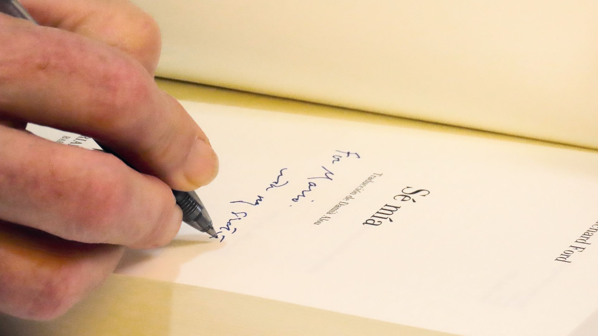El autor Richard Fox firma su libro en la Feria del Libro de Madrid 2024 en el parque de El Retiro