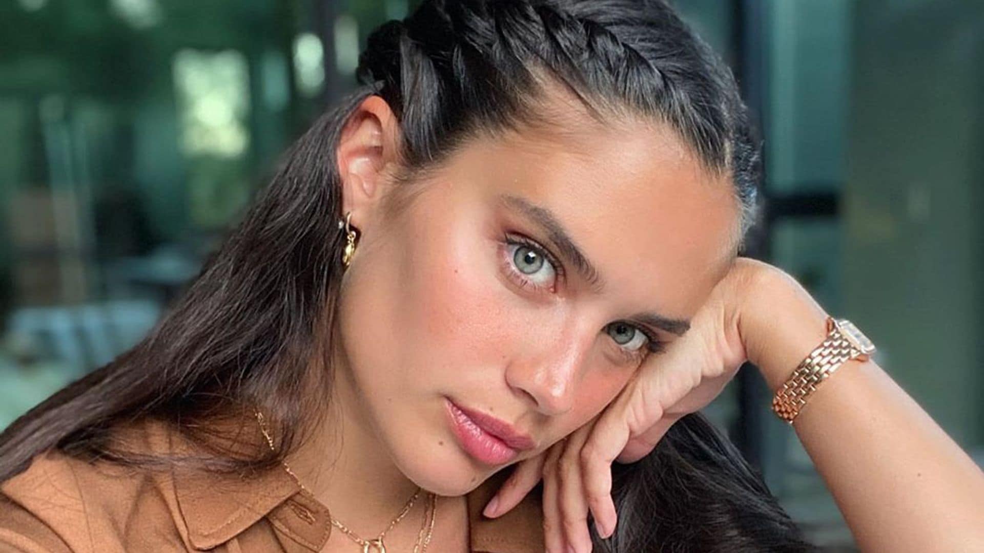 La trenza de Sara Sampaio es la que mejor sienta cuando llevas escote