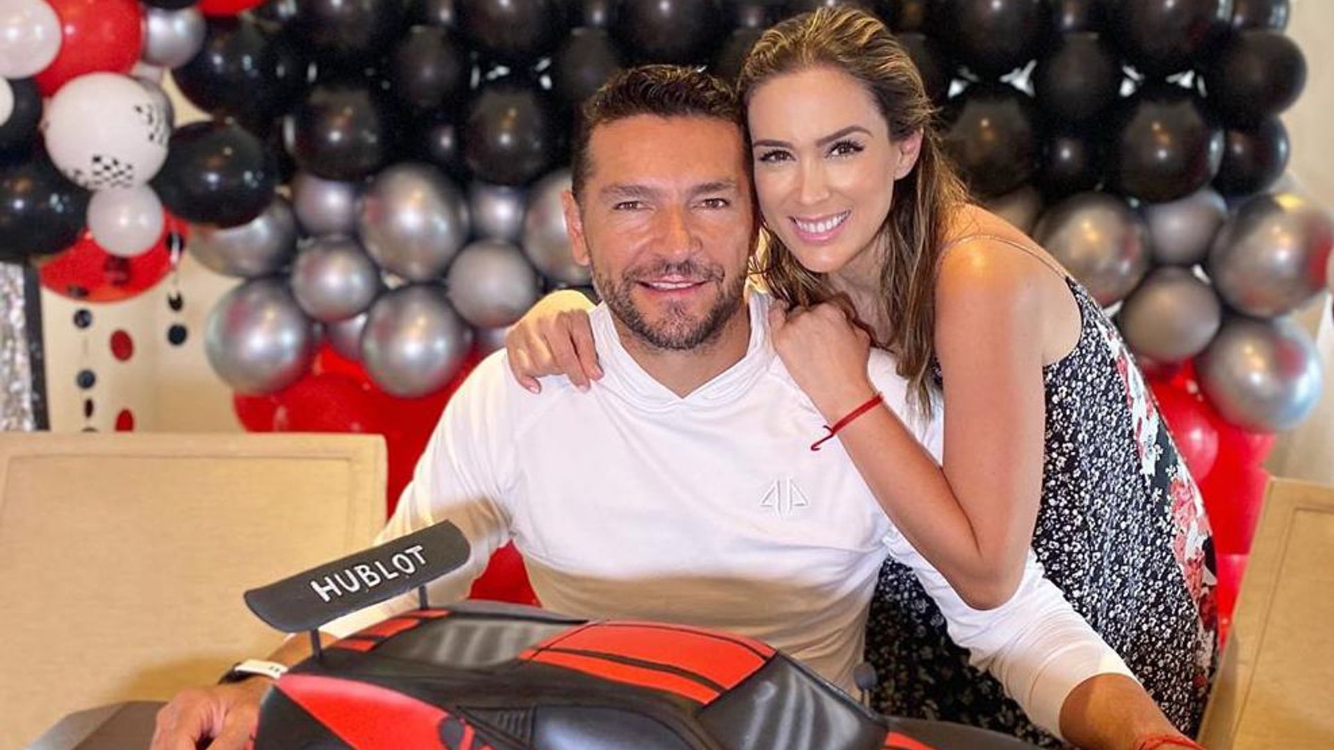 Jacky Bracamontes sorprende a su esposo con un espectacular pastel de cumpleaños, ¡tienes que verlo!