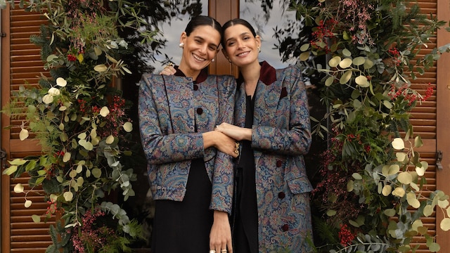Plano entero de Inés y Lucía Martín Alcalde con looks combinados
