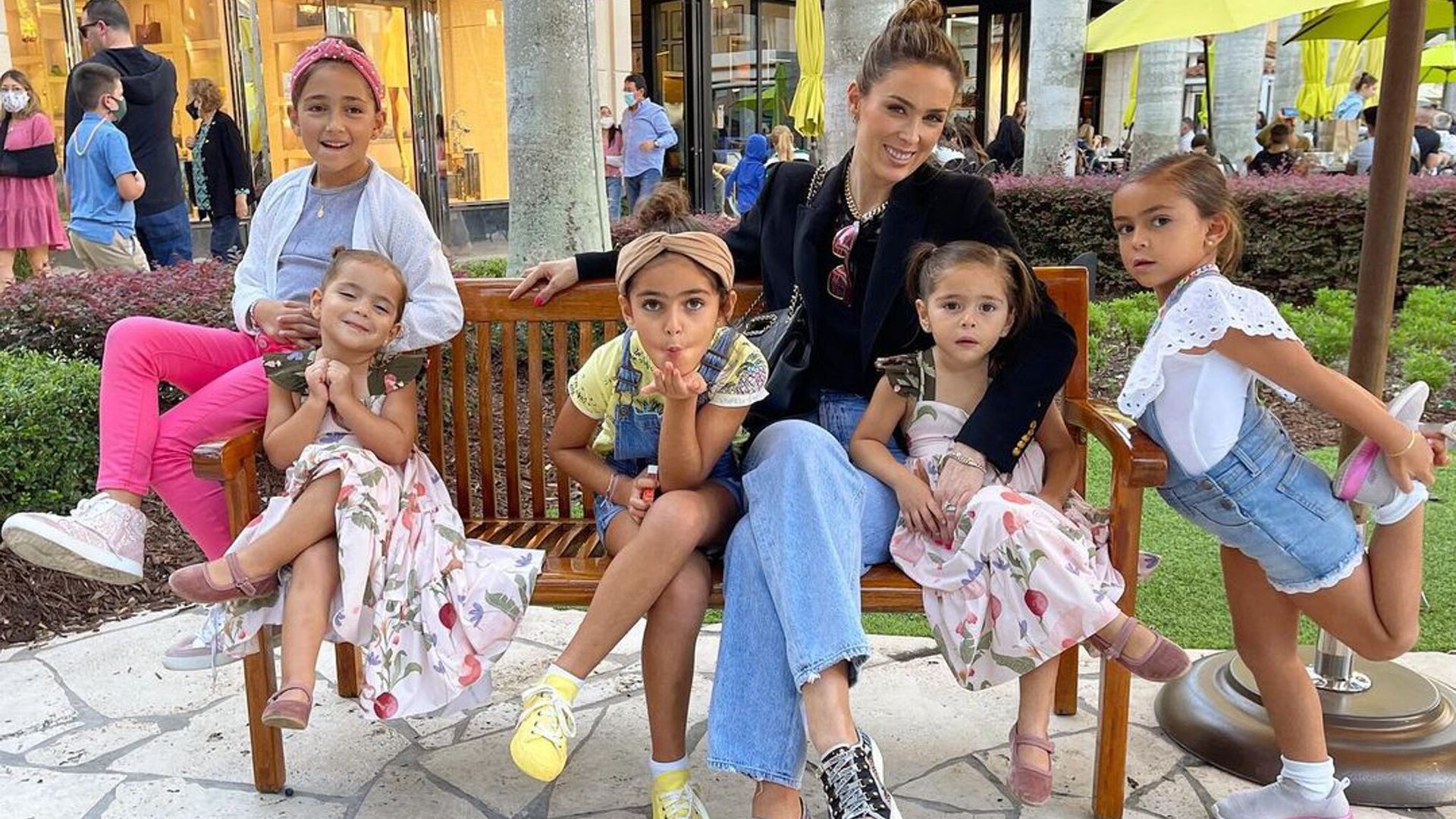 Jacky Bracamontes se lleva un fuerte golpe en un juego con su hija, Renata, al volante