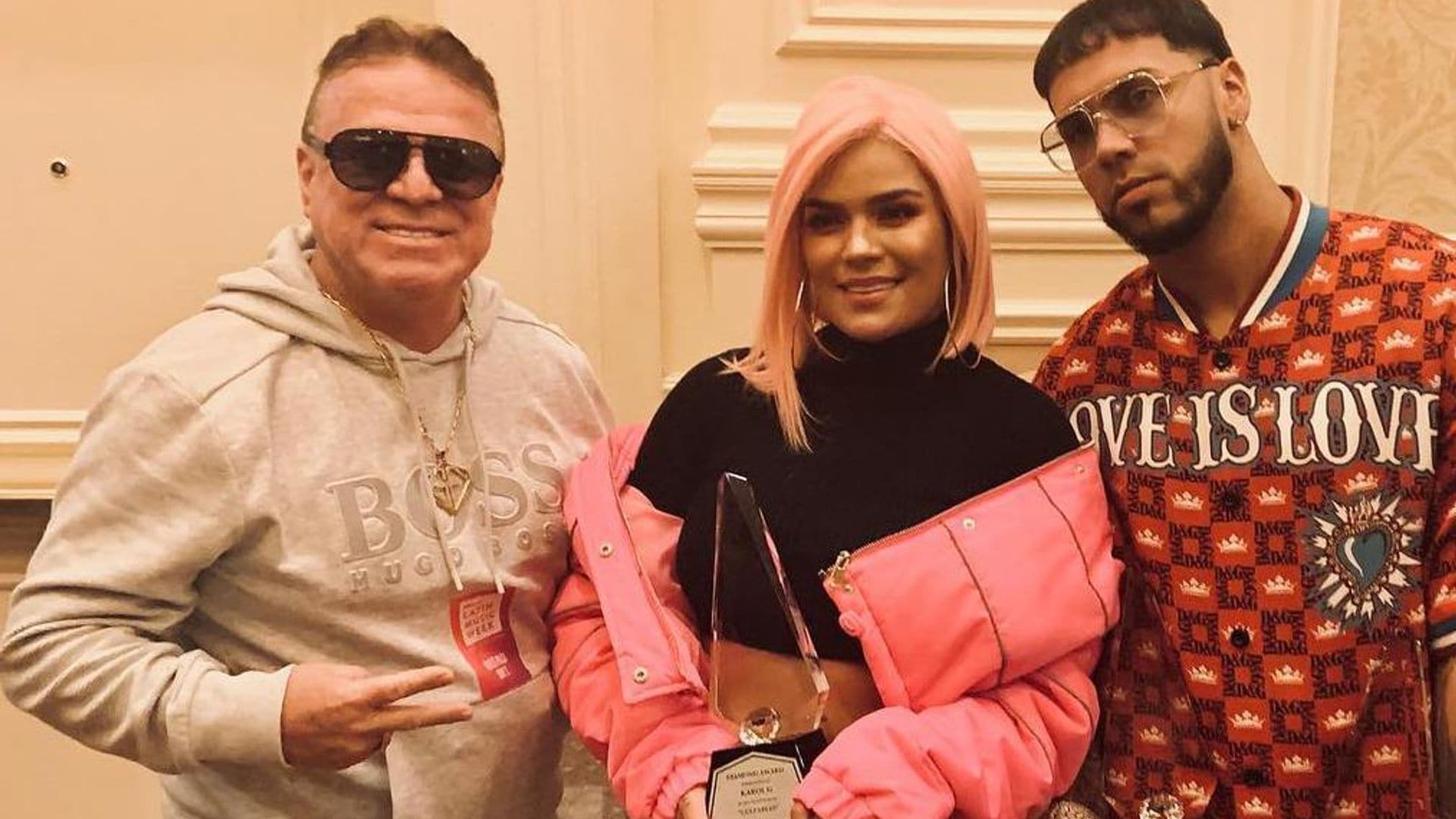Karol G le dedica un emotivo tema a su papá que ha dejado a sus fans con la boca abierta