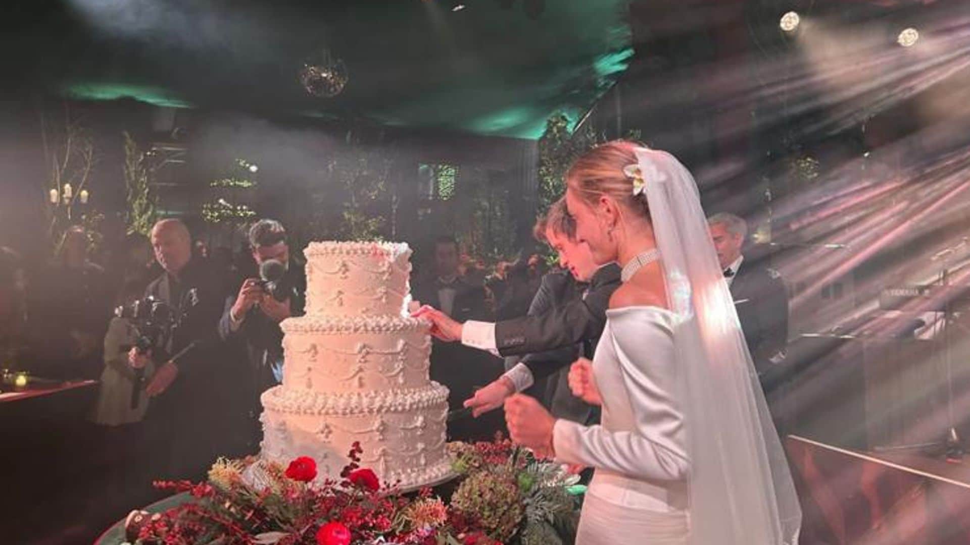 Azzi y su marido, cortando la tarta nupcial