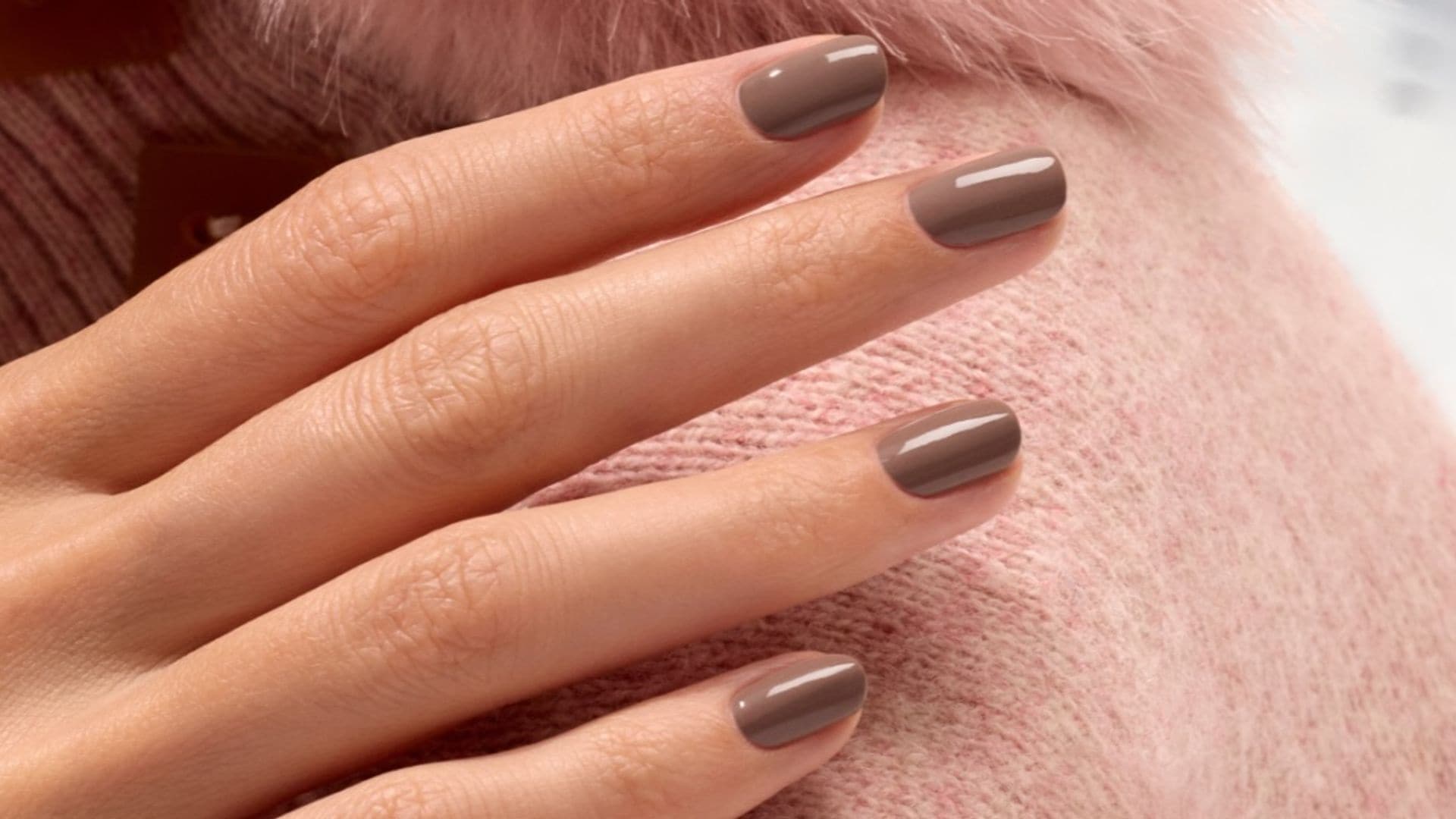 No es negro, es 'mole brown': el tono de manicura que está desbancando al 'nude' en los salones más sofisticados