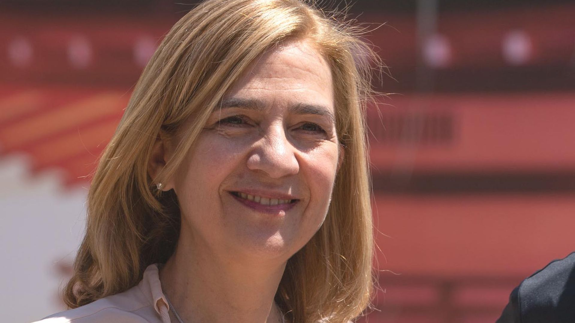 Doña Cristina vuelve a sonreír: las imágenes no vistas y los detalles no contados de su visita a España