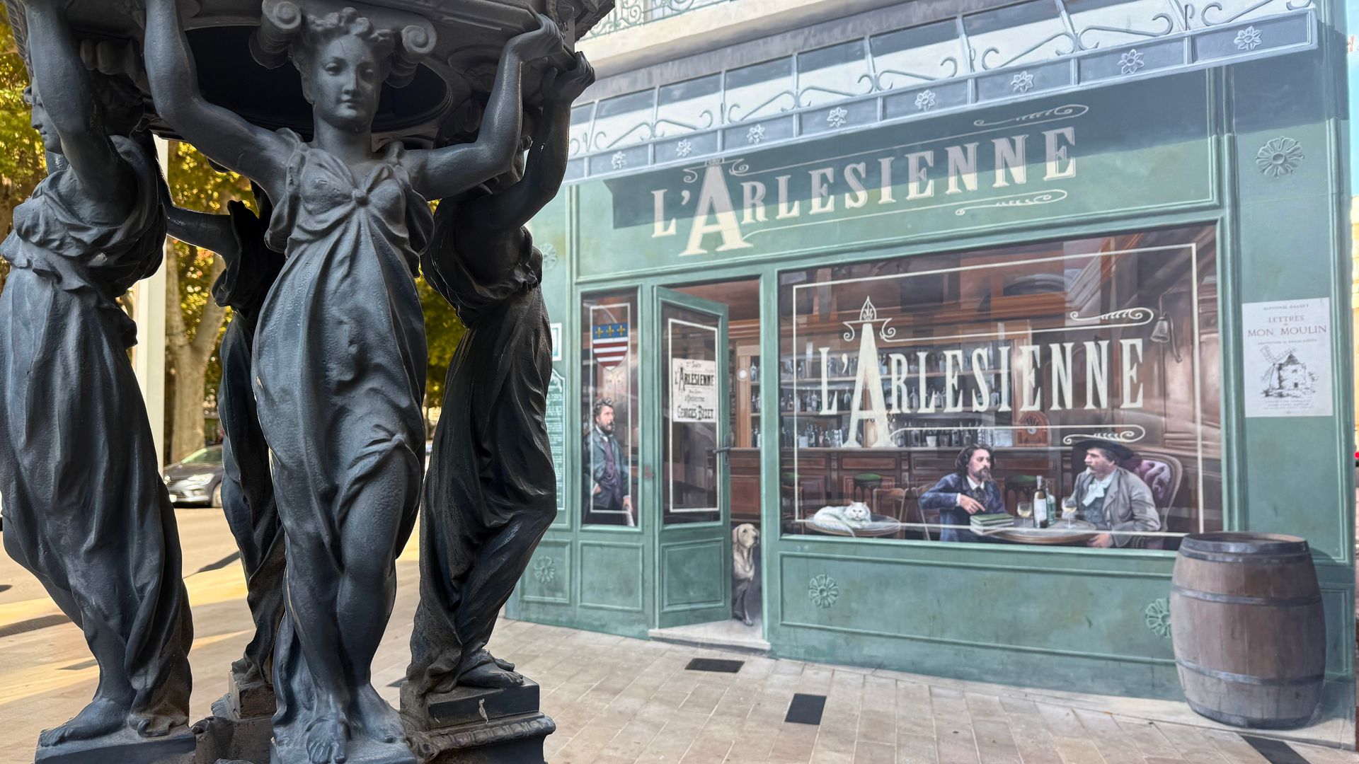 Trampantojos en los edificios de la ciudad francesa de Beziers, Francia