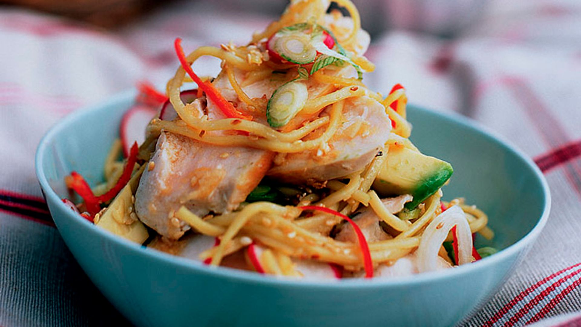 Ensalada de pasta con pavo y aguacate