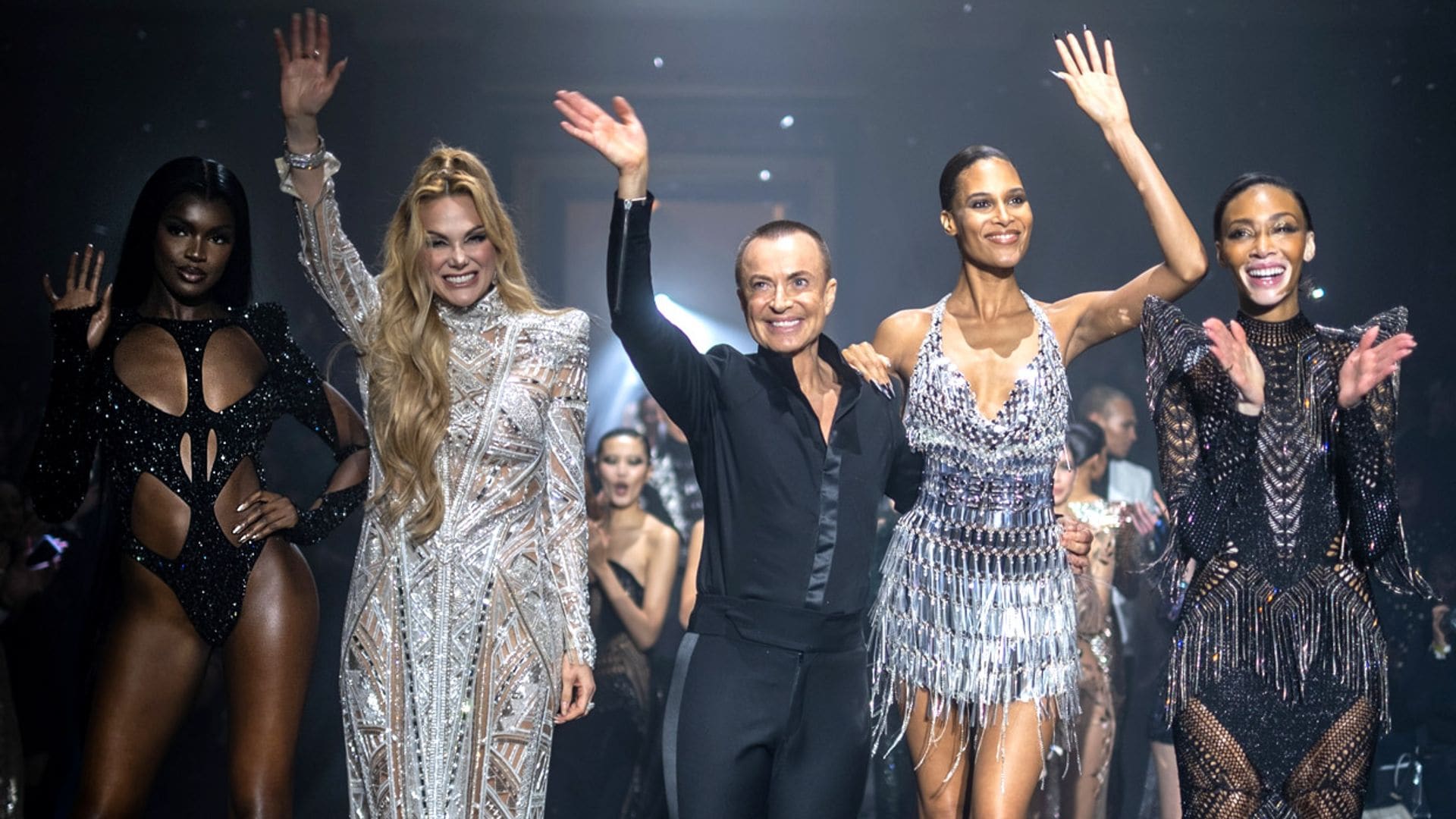 El apoteósico y emocionante retorno de Julien Macdonald a las pasarelas