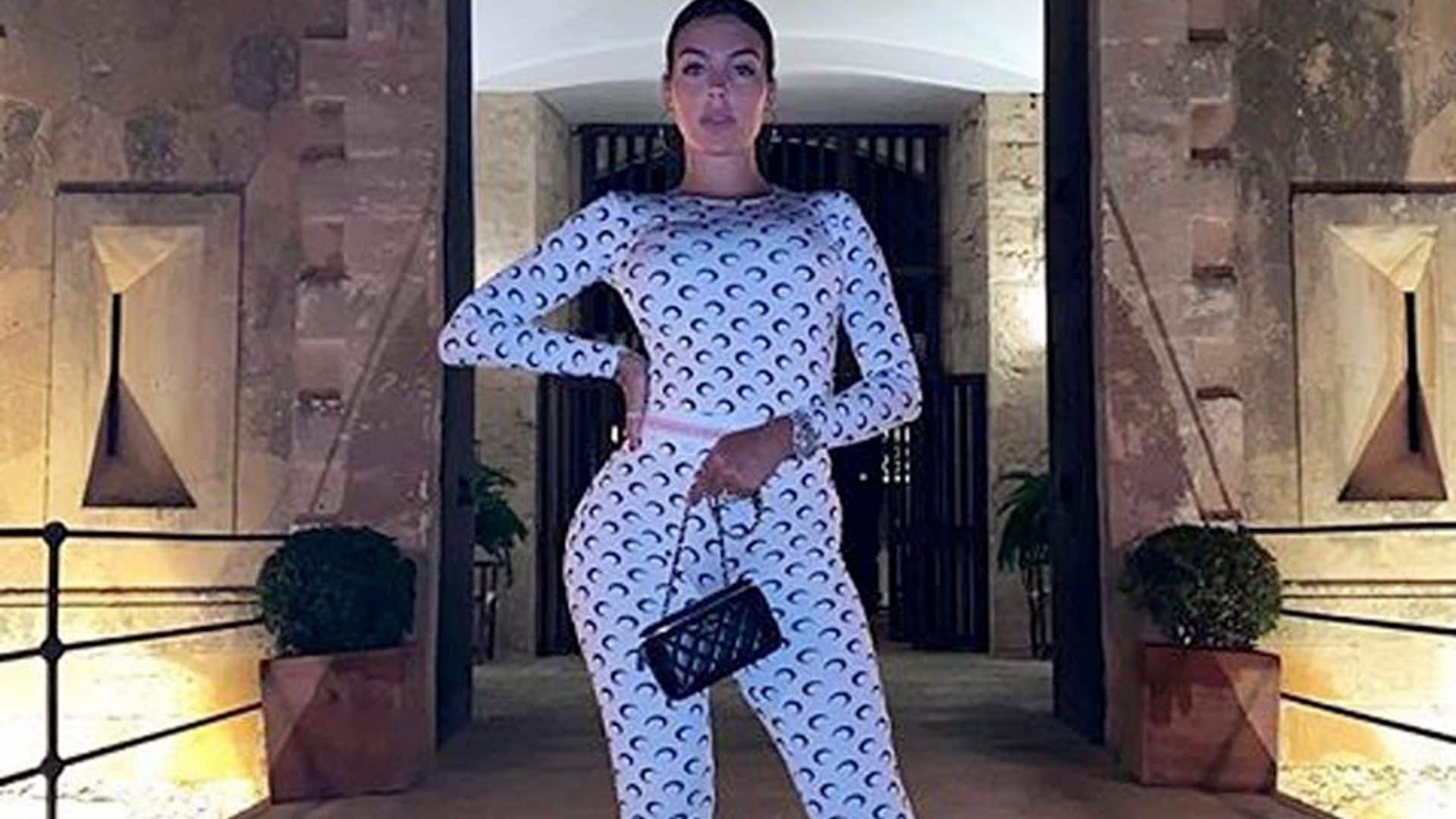 ¡Solo faltaba ella! Georgina presume de curvas con el look que unió a Kylie, Rosalía y Beyoncé