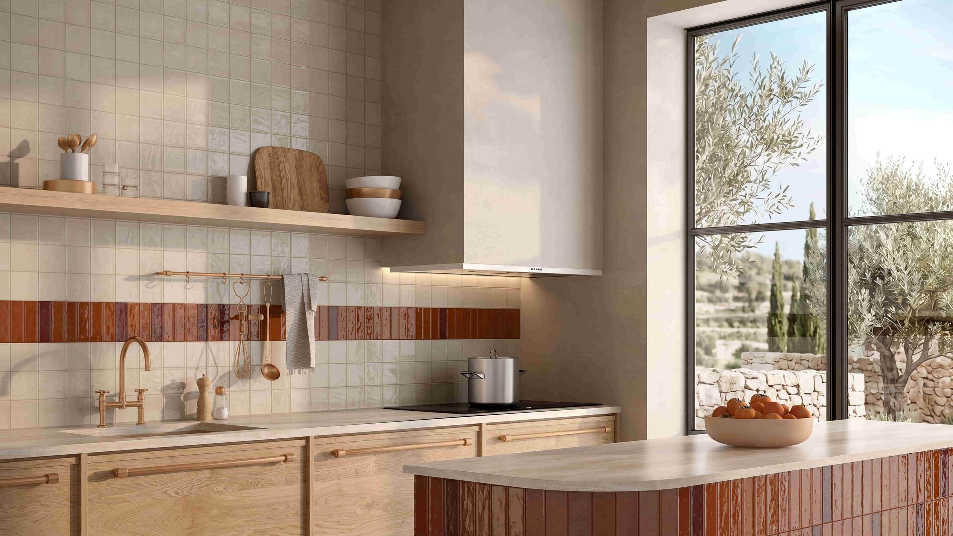 Cocina con isla de azulejos marrones, muebles de madera, pared revestida de azulejos beige