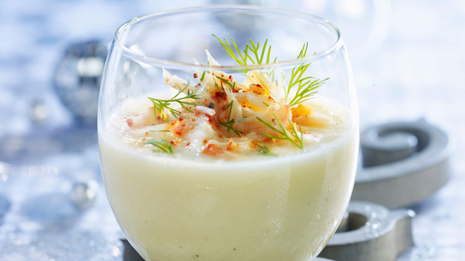 Crema de espárragos blancos con carne de cangrejo y eneldo