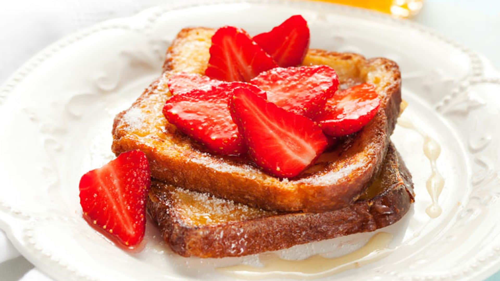 Torrijas a la naranja con fresas