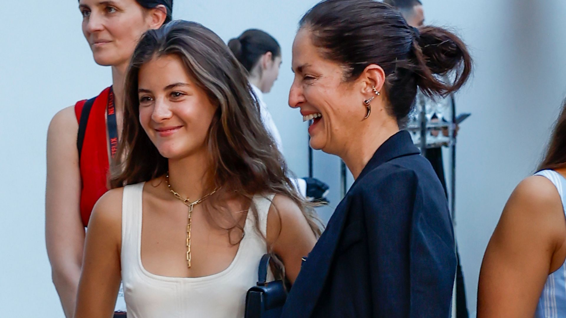Olimpia Báez, nieta de Carolina Herrera, pura elegancia con un vestido blanco y bailarinas junto a su madre en Madrid