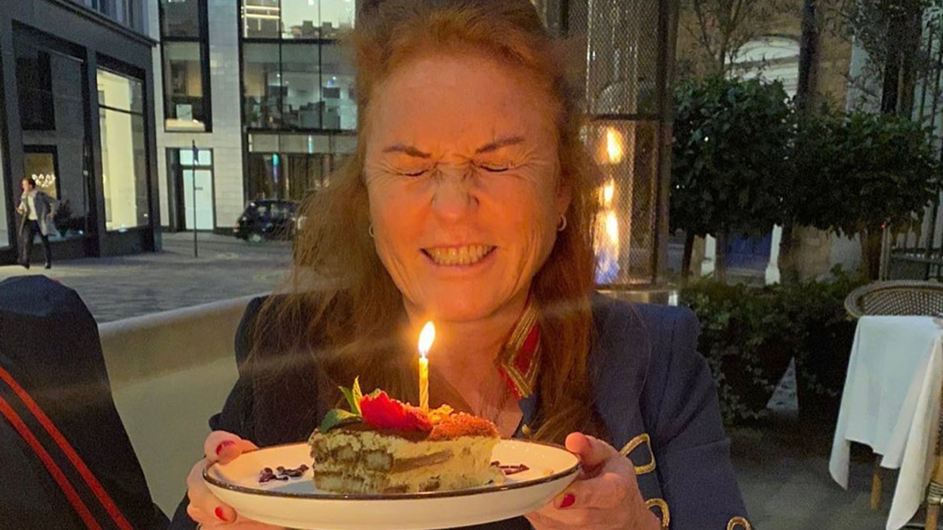En plena naturaleza, soplando las velas y con la felicitación de su hija: los 62 años de Sarah Ferguson