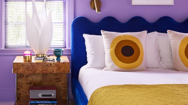 Dormitorio en morado, azul y mostaza