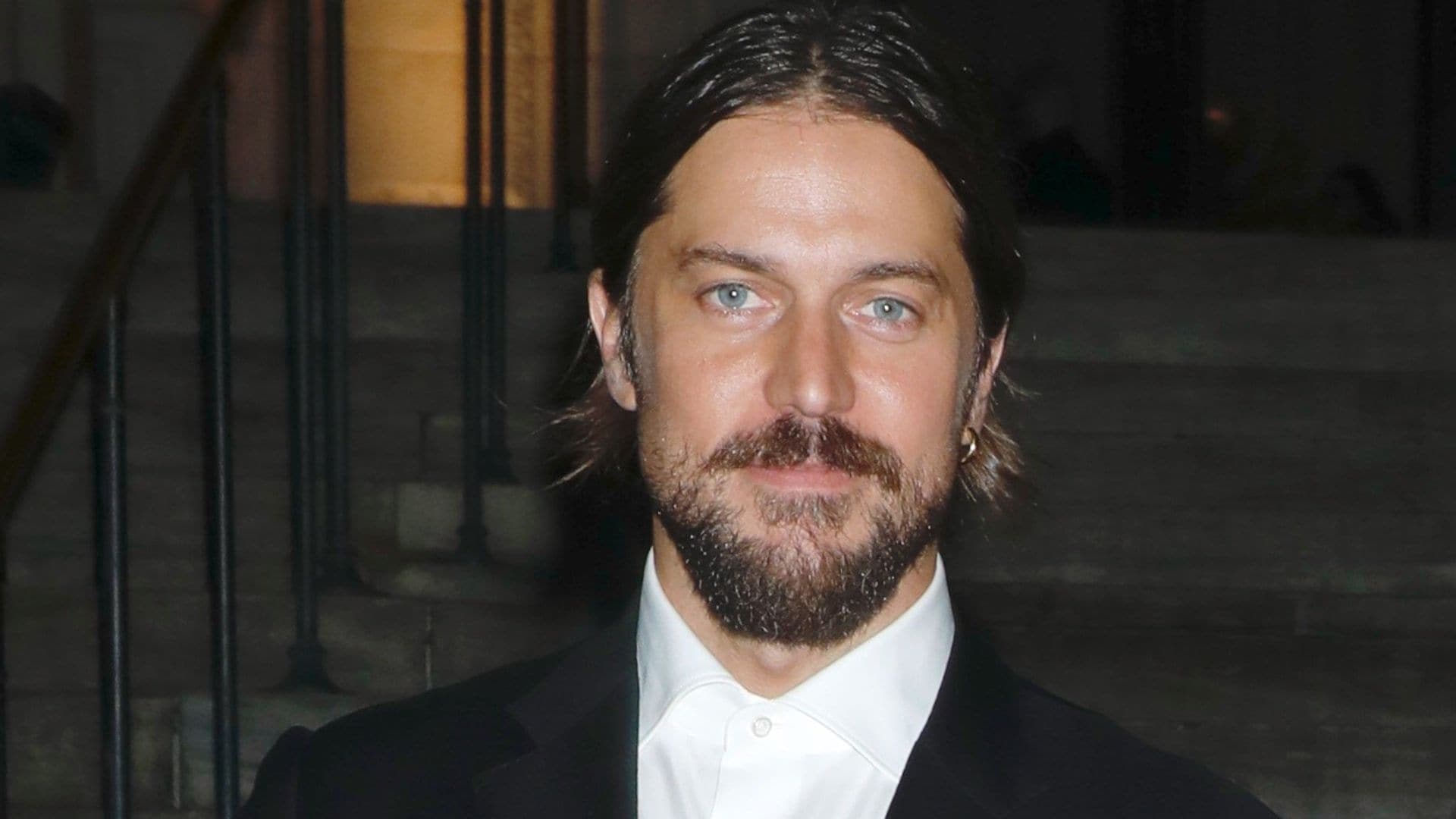 Lucas Bravo, actor de 'Emily en París', confirma su noviazgo con la actriz Shailene Woodley