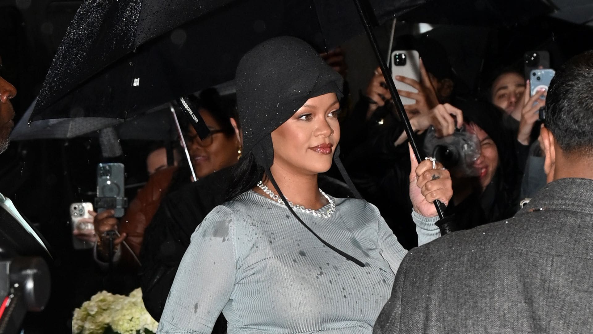 Rihanna confirma su tercer embarazo en la MET Gala 2025