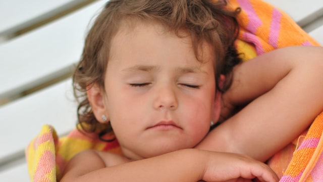 Niña duerme la siesta en verano
