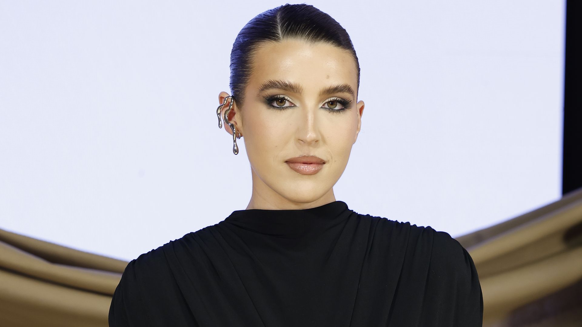 Alba Díaz con vestido negro y peinado sleek en el estreno de Las Berrocales