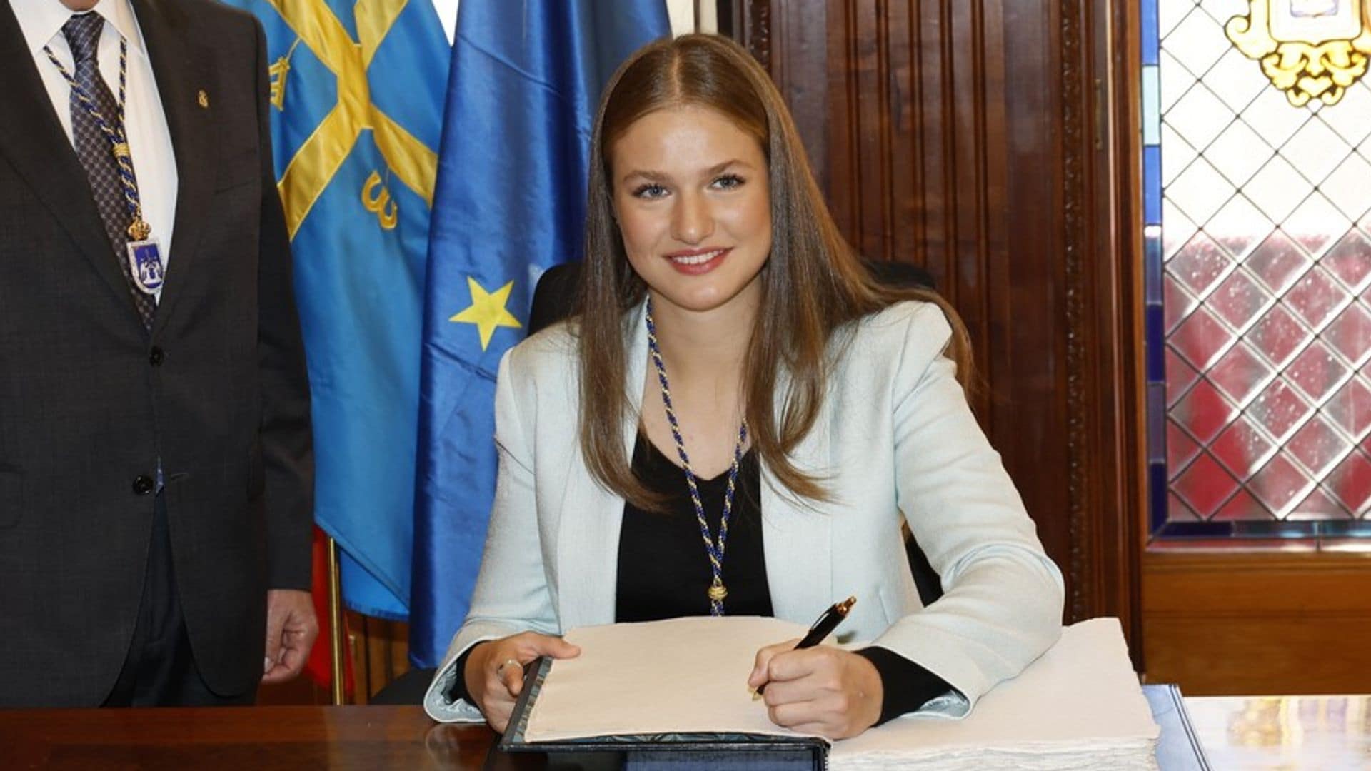 La princesa Leonor firmando en el libro de honor del Ayuntamiento de Oviedo