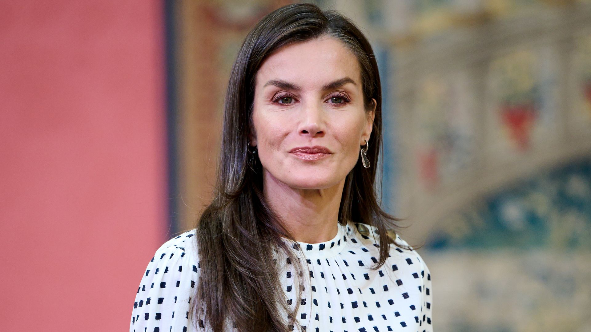 Doña Letizia se suma al renovado furor por los lunares con un 'look' al estilo de Lady Di