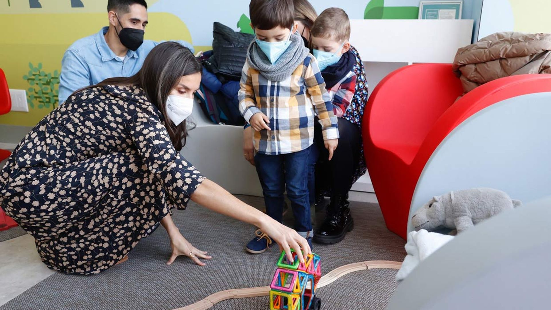 Jugando con dos niños en el suelo: doña Letizia muestra su lado más tierno