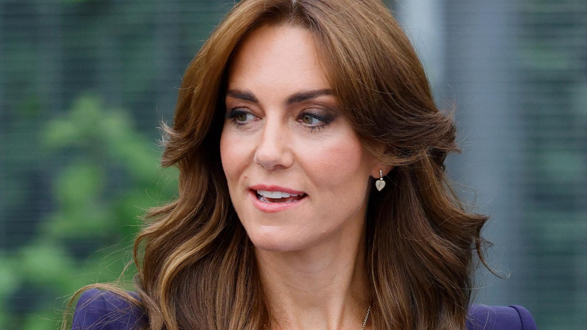 El nuevo peinado de Kate Middleton se inspira en Farrah Fawcett, y es perfecto para el otoño