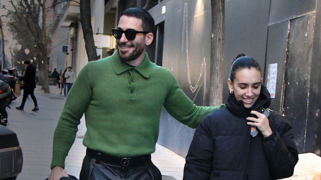 El actor y su pareja, aunque llevan su relación alejados del foco público, no se esconden y, como se observa en las imágenes, disfrutan de las rutinas del día a día, paseando por Madrid, haciendo compras e intercambiando gestos y miradas de amor a la vista de todos
