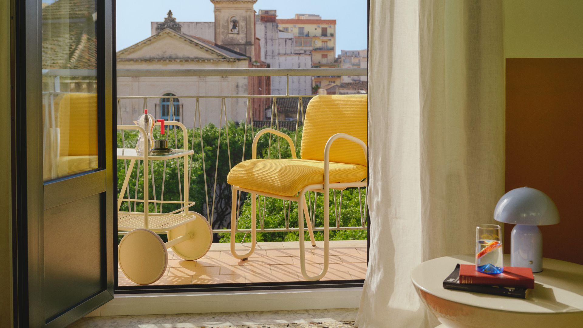 Terraza mini con sillón ligero y carrito auxiliar, todo de la colección outdoor de Westwing