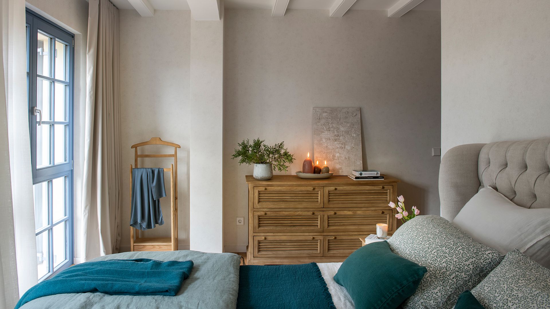 Dormitorio cálido. Proyecto de AEmotional y Estudio Dom con estilismo Sol Van Dorssen