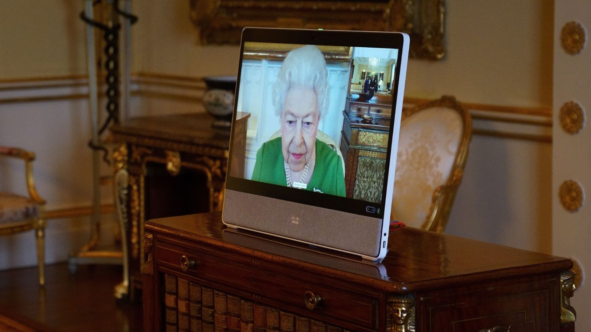 Con buen aspecto y por videoconferencia: Isabel II reaparece tras la preocupación por su estado de salud