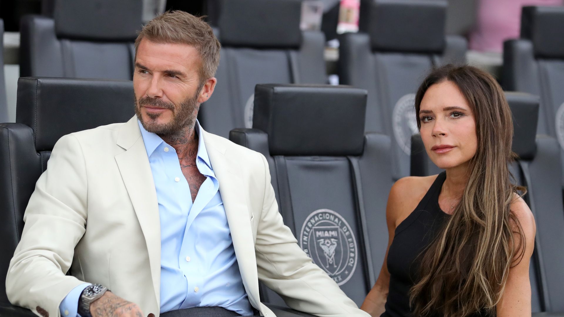 Los suegros de Brooklyn Beckham rompen su silencio: acusan a los Beckham de ser “demasiado tacaños”