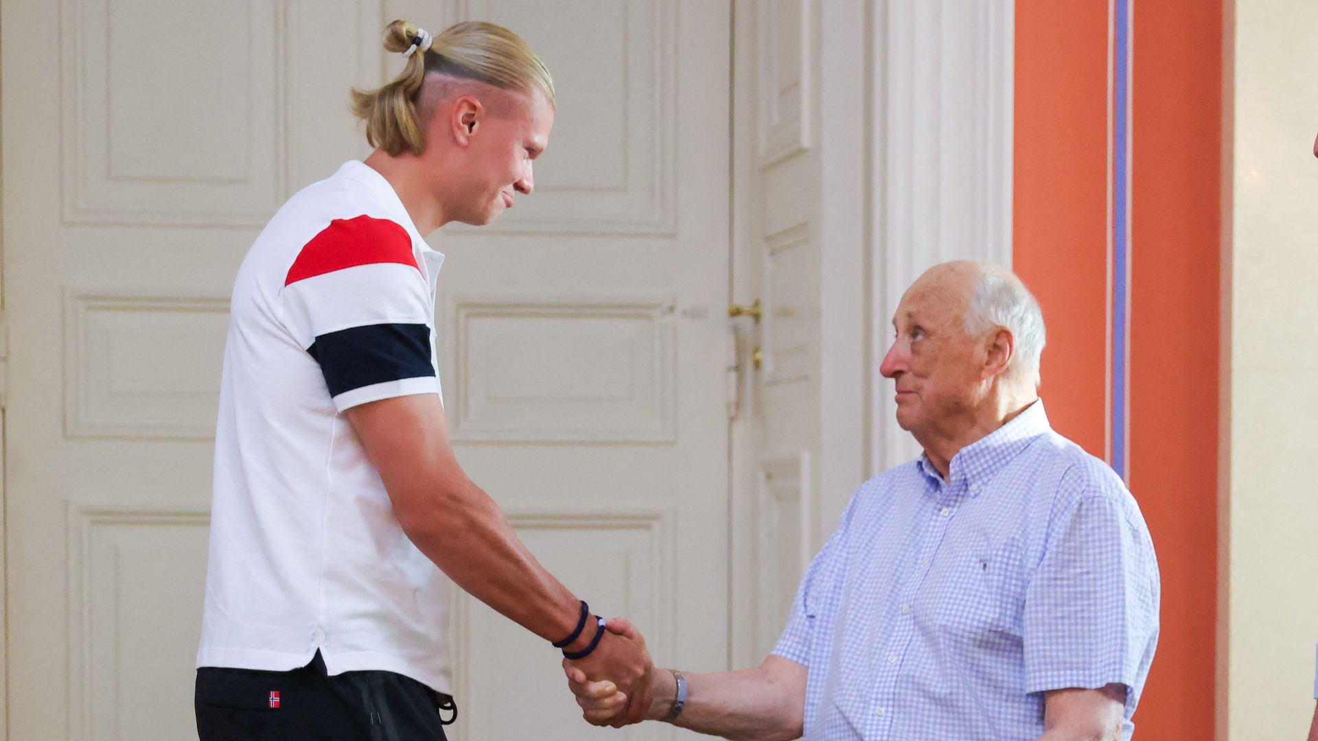 Erling Braut Haaland junto al rey Harald V de Noruega, el entonces príncipe heredero Haakon y la princesa Ingrid Alexandra, durante su vista al Palacio Nacional de Oslo en julio de 2026.