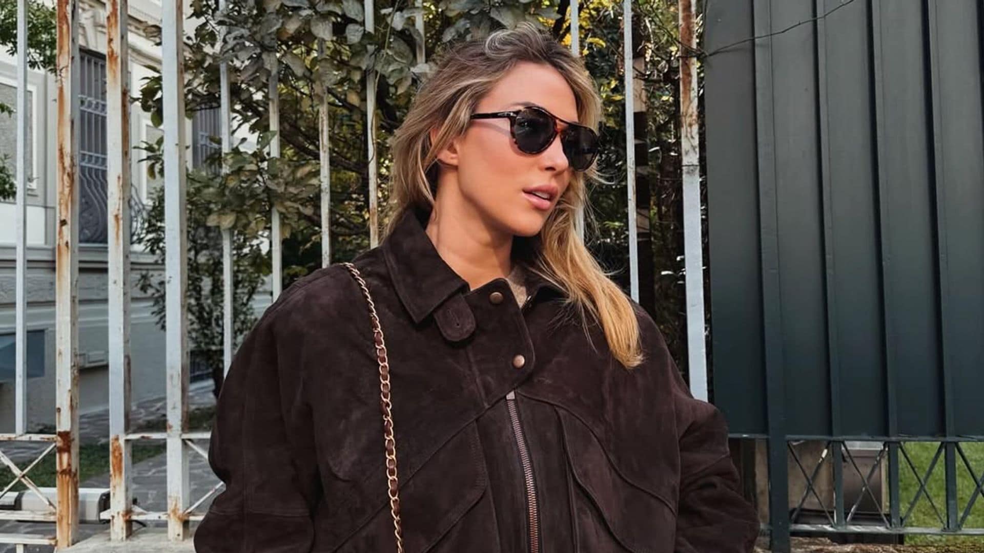 Alice Campello estrena en Milán su primer look del otoño: chaqueta de ante marrón y bolso de 10.000 euros